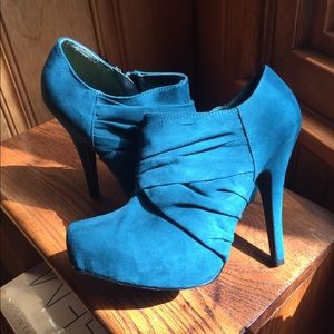 NWOT Guess booties size 9